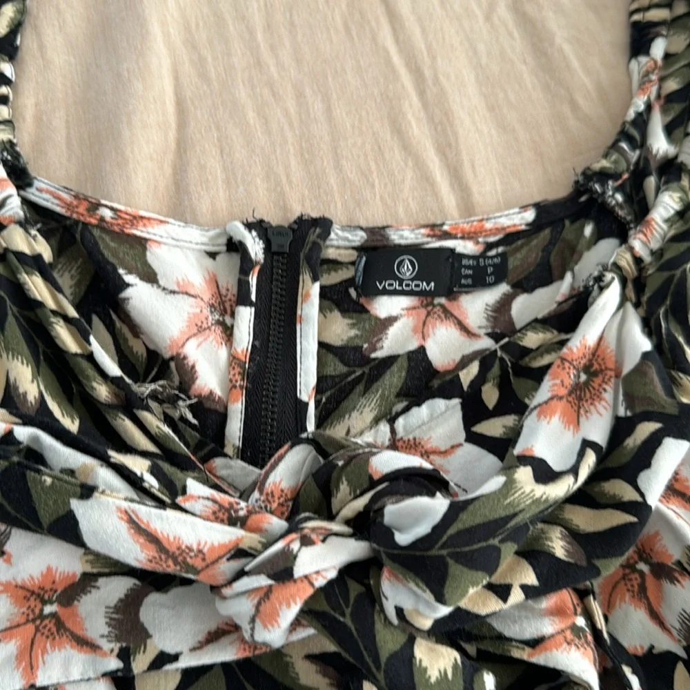 Small Volcom romper - Picture 3 of 4